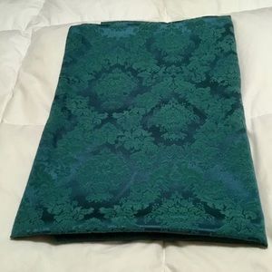 BEAUTIFUL POLYESTER GREEN, RECTANGULAR TABLECLOTH. EXCELLENT CONDITION!